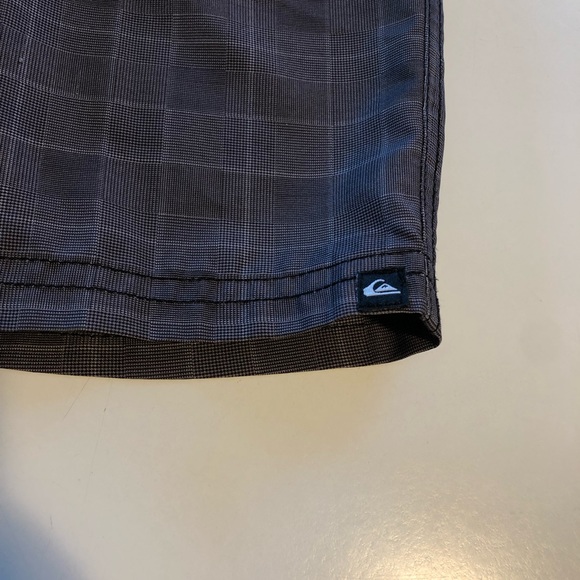 Kids Quicksilver Black and Gray Board Shorts Size 5 - Picture 4 of 7